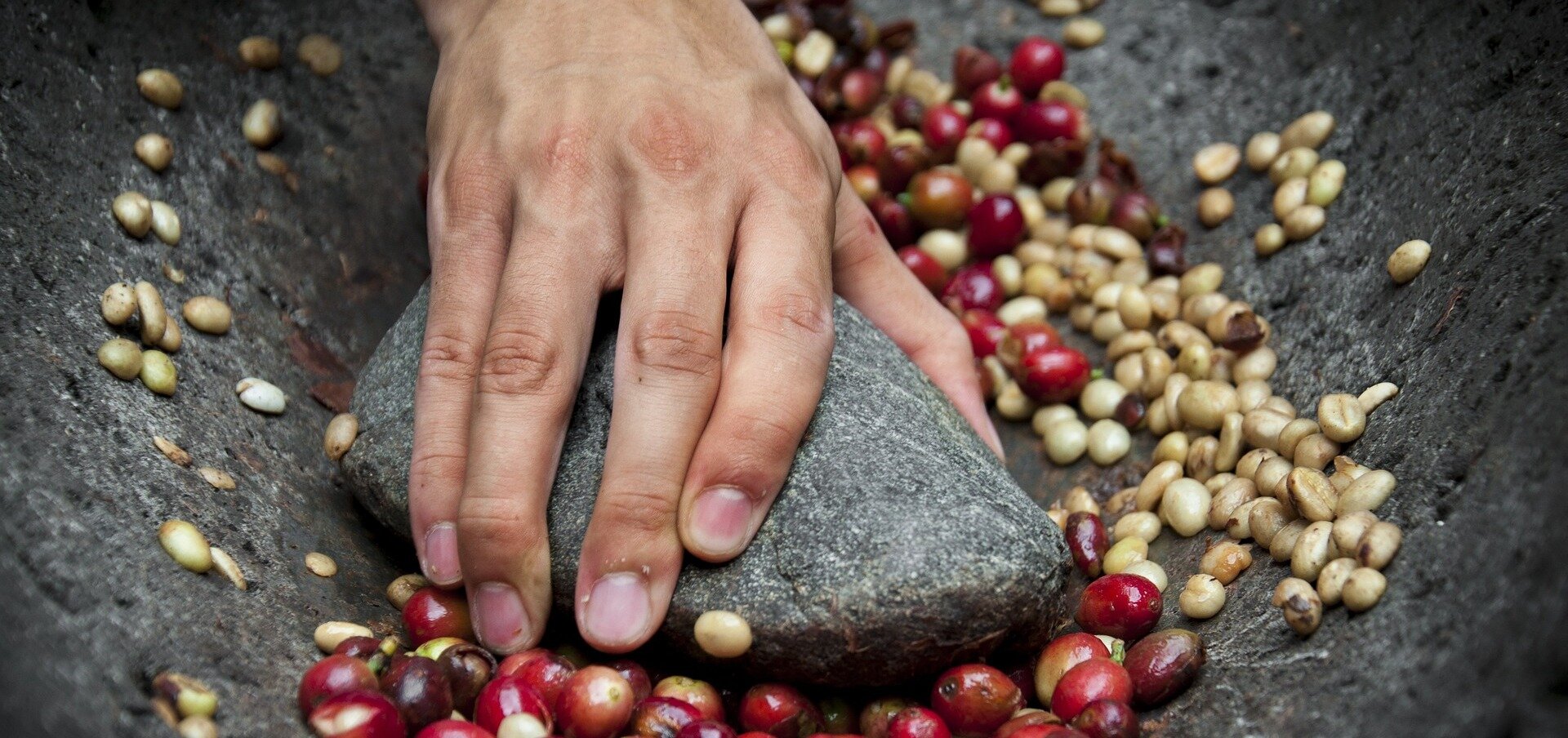 koffiebonen met de hand malen